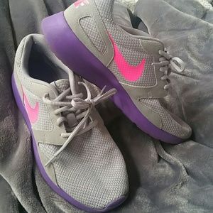 Nike tennis shoes size 10 womans